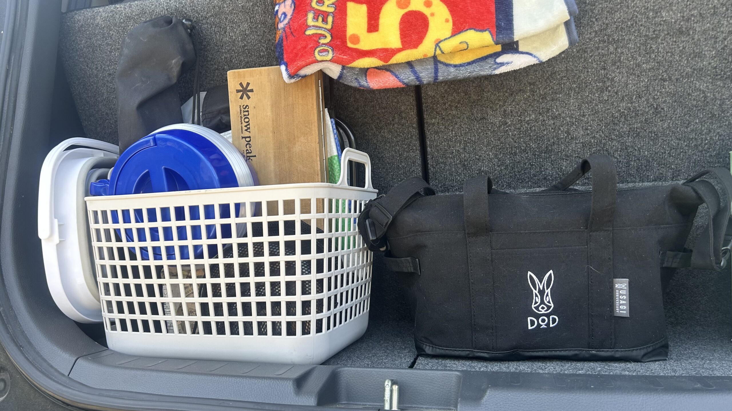 車　キャンプ用品と釣り用品